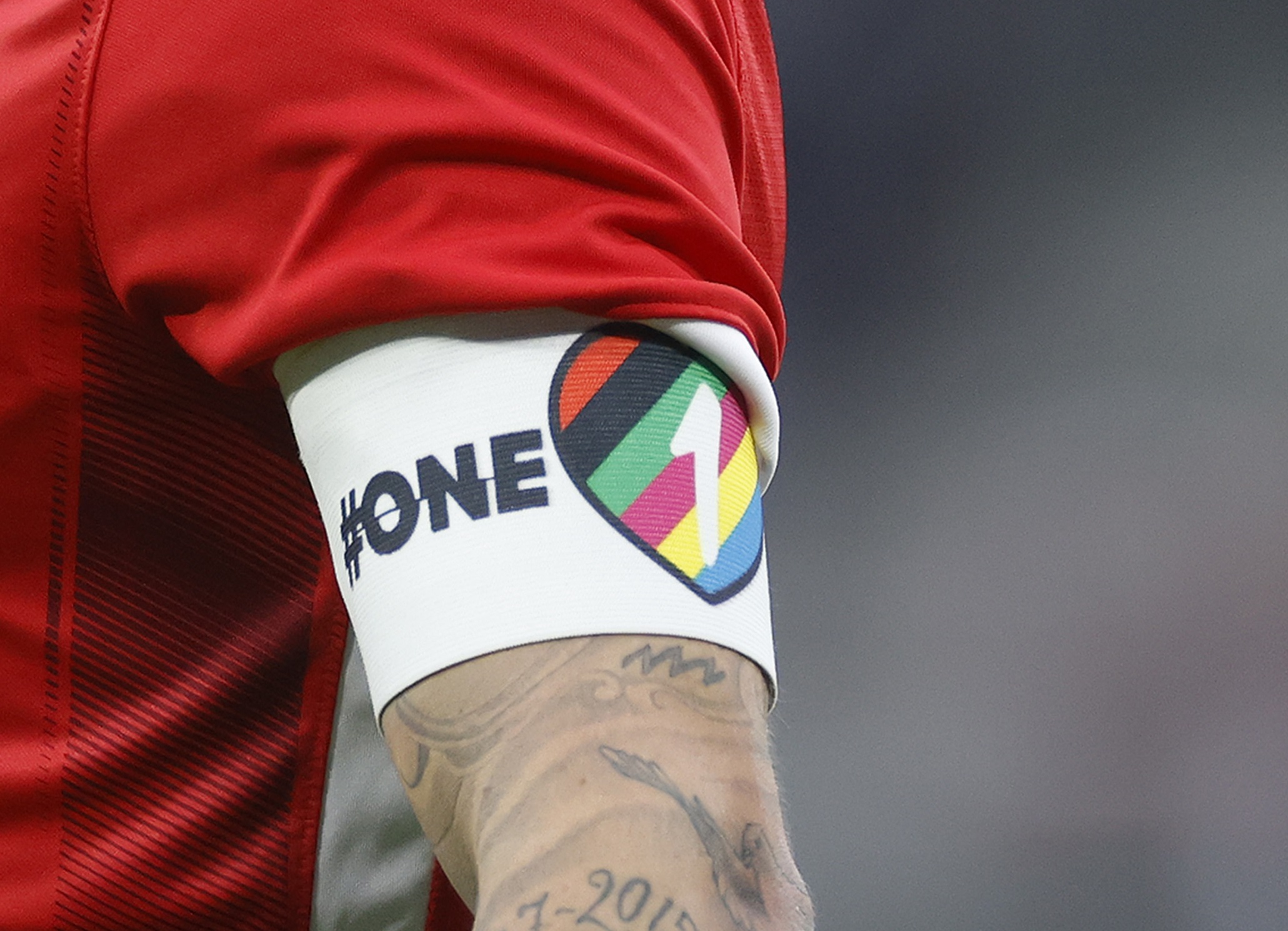 "Jesteśmy bardzo sfrustrowani decyzją FIFA". Europejskie federacje jednym głosem ws. tęczowych opasek One Love