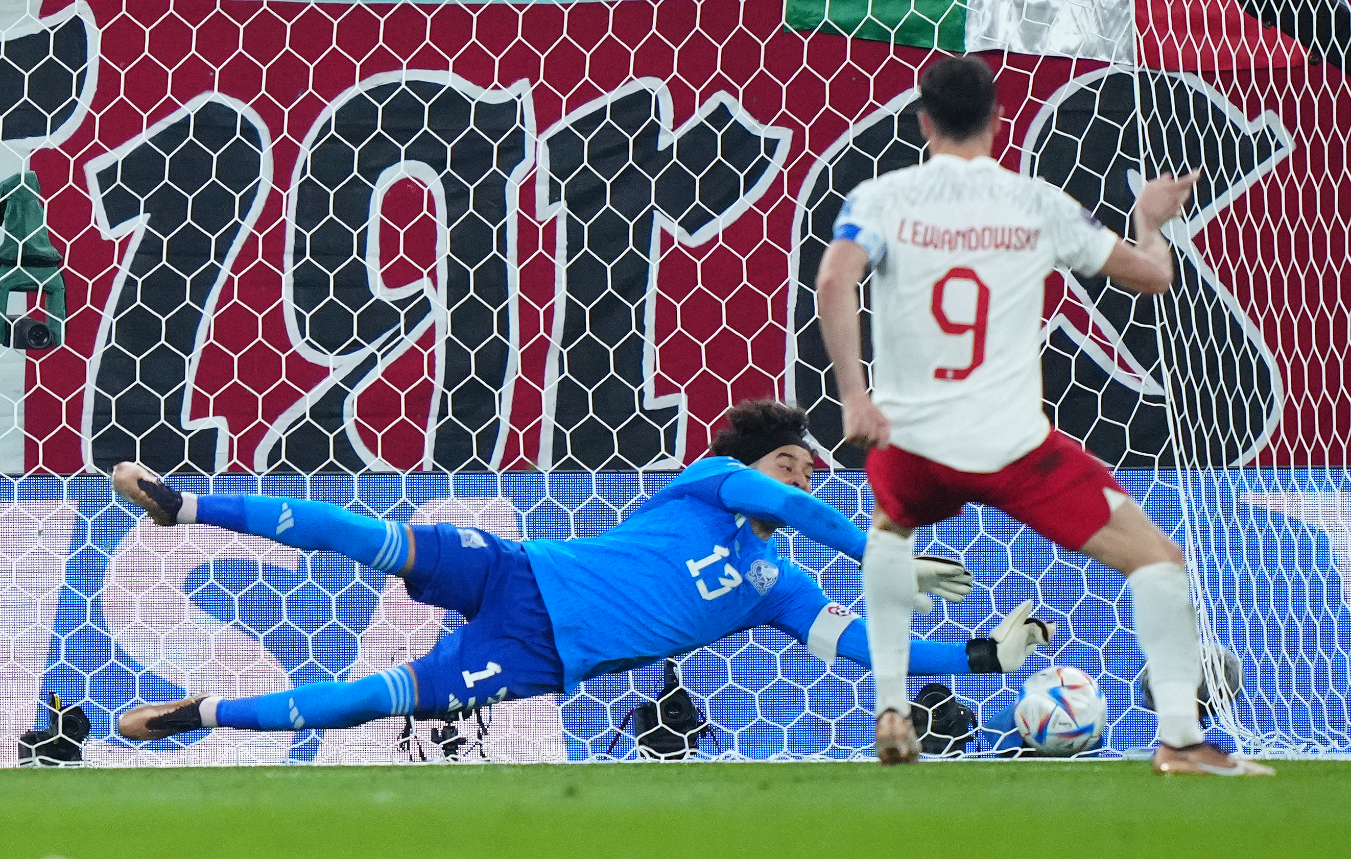 "Pracowaliśmy nad tym przez miesiąc". Guillermo Ochoa zdradził, w jaki sposób zatrzymał Roberta Lewandowskiego