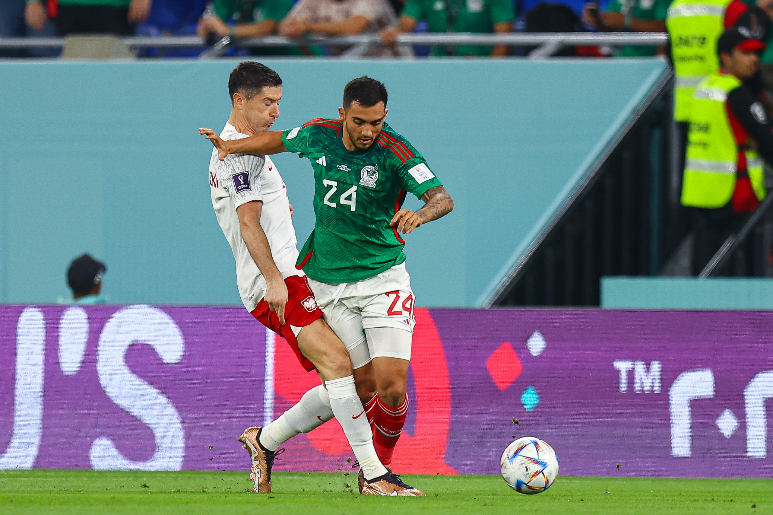 "Lewandowski jest kompletnie odizolowany". Były reprezentant Argentyny skrytykował styl polskiej kadry