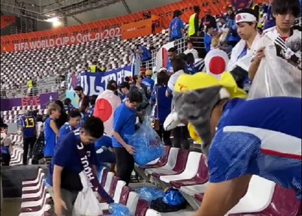 Wielka klasa Japończyków. Najpierw pokonali Niemców, później na błysk posprzątali stadion [WIDEO]
