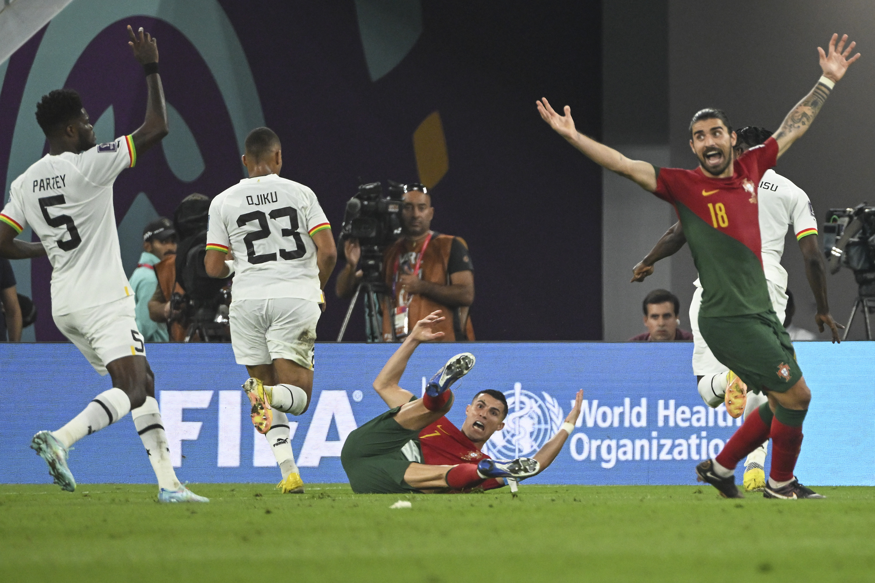 "To szaleństwo. Może podyktowali karnego, bo to był Ronaldo?" Trener Ghany grzmi po meczu z Portugalią