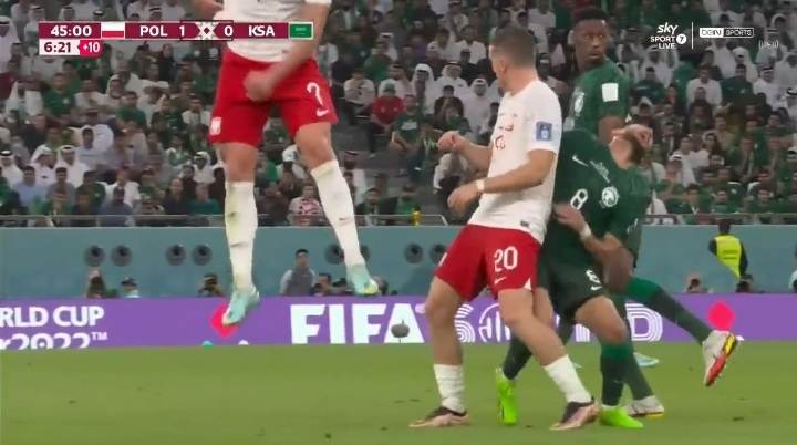 Kuriozalne zachowanie piłkarza Arabii w meczu z Polską. Takiej "symulki" nikt się nie spodziewał [WIDEO]