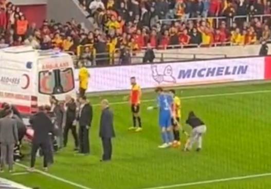 Kibic uderzył piłkarza chorągiewką! Skandal w meczu ligi tureckiej [WIDEO]