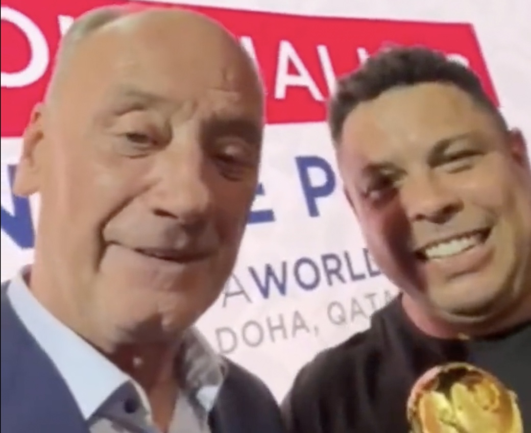 Dariusz Szpakowski uhonorowany. Legendarny komentator odebrał nagrodę z rąk Ronaldo [WIDEO]
