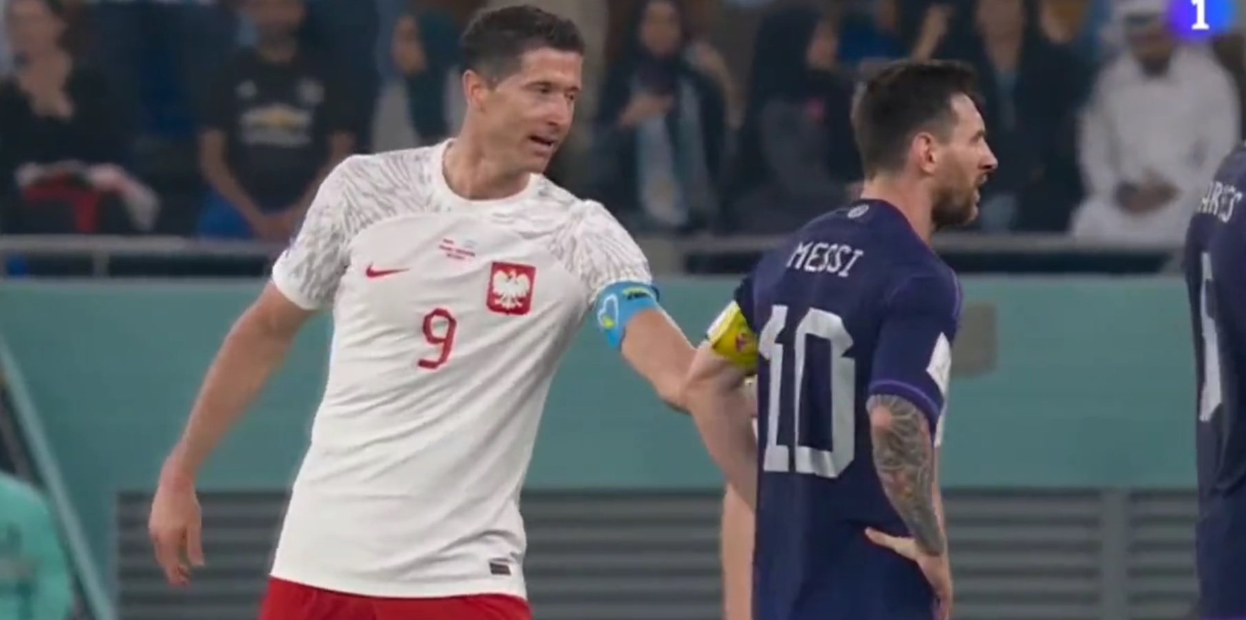 Messi kompletnie zignorował Lewandowskiego. Spięcie wielkich gwiazd i ładne obrazki po meczu [WIDEO]