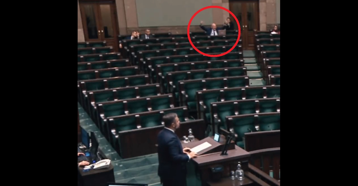 Wojciech Szczęsny obronił karnego, poseł aż krzyknął z radości. Sceny podczas obrad Sejmu! [WIDEO]