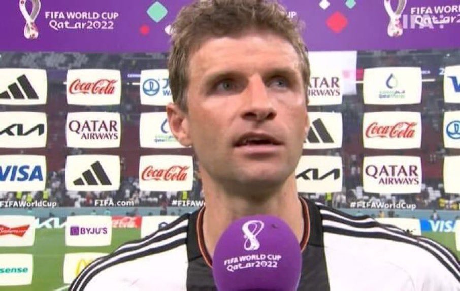 "Drodzy państwo". Thomas Mueller stanął przed kamerą i zwrócił się do kibiców. Padły wymowne słowa