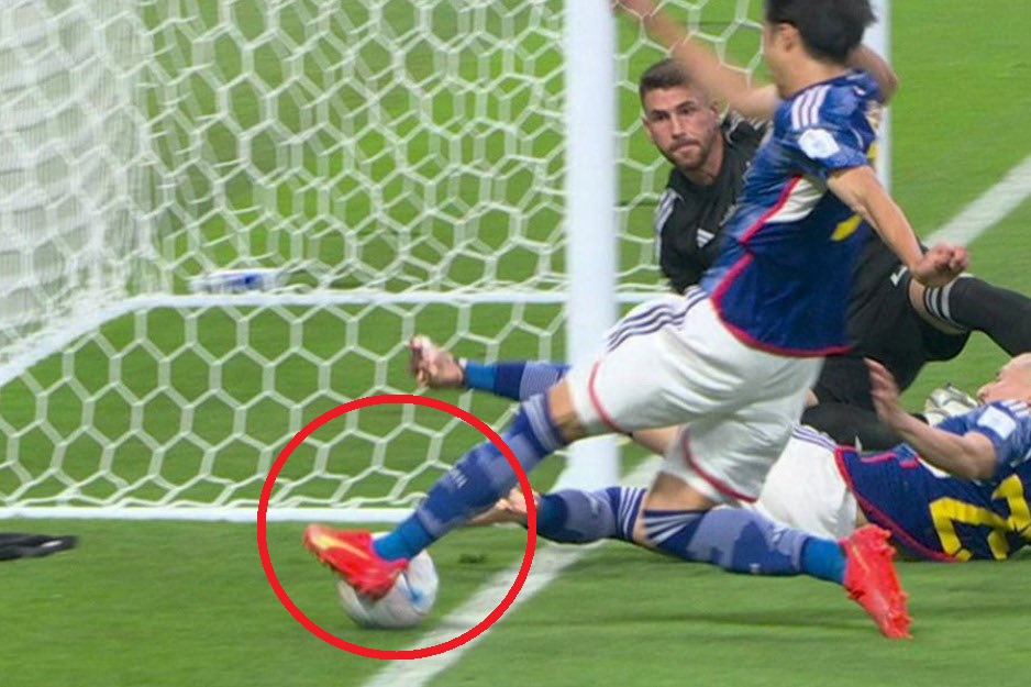 Czy gol dla Japonii powinien być uznany? Olbrzymia kontrowersja na mundialu [WIDEO]