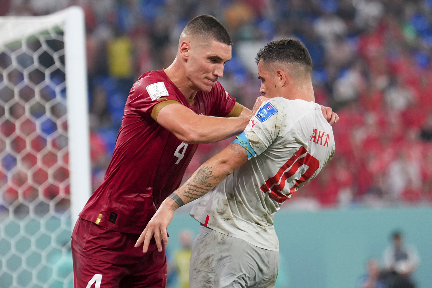 Xhaka chwycił się za krocze i Serbowie eksplodowali. Później chcieli go dusić. Awantury na boisku [WIDEO]