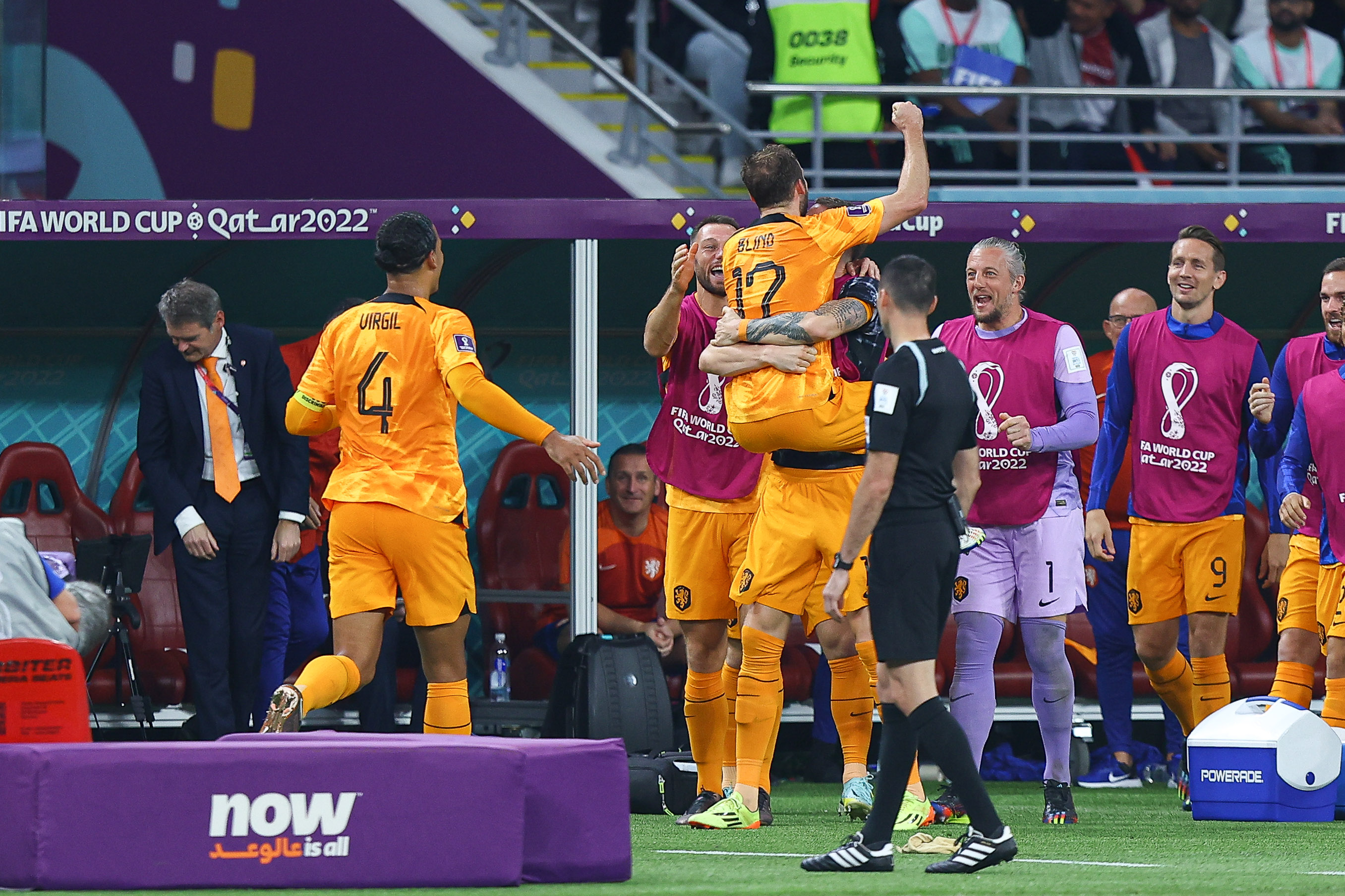 Holendrzy pierwszymi ćwierćfinalistami mistrzostw świata! Cudowny gol nie wystarczył Amerykanom [WIDEO]