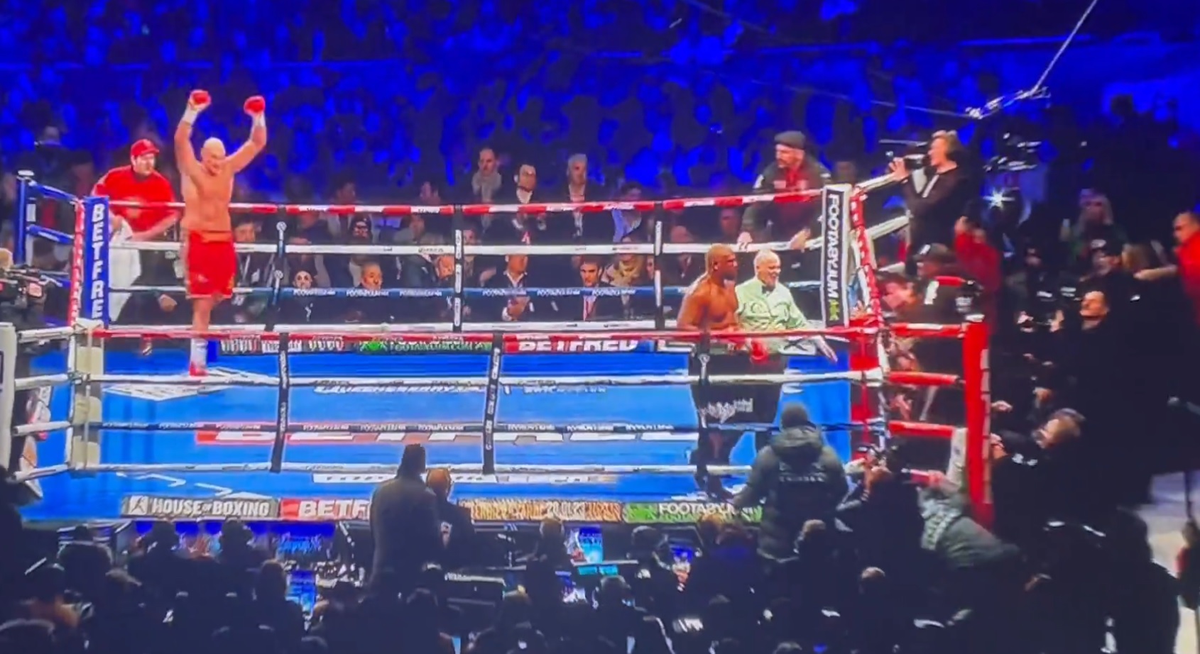 Tyson Fury rozbił Derecka Chisorę! Niezwykła odporność na ciosy nie wystarczyła do mistrzostwa świata [WIDEO]