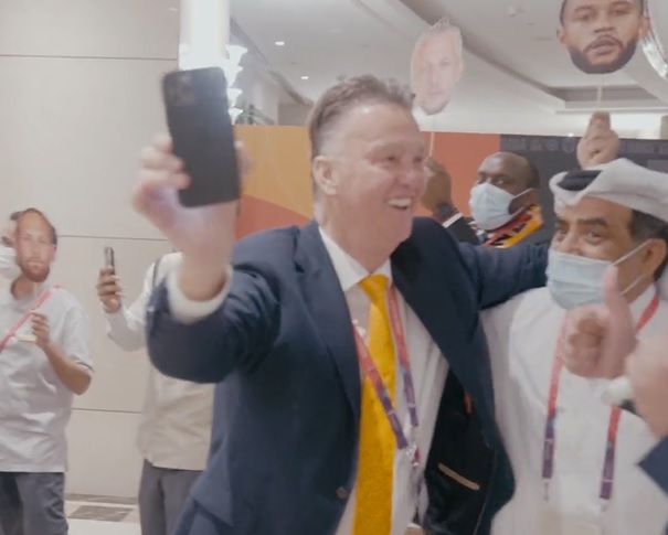 Szaleństwa pana van Gaala. Tak Holendrzy świętowali awans. Nagranie obiegło świat [WIDEO]