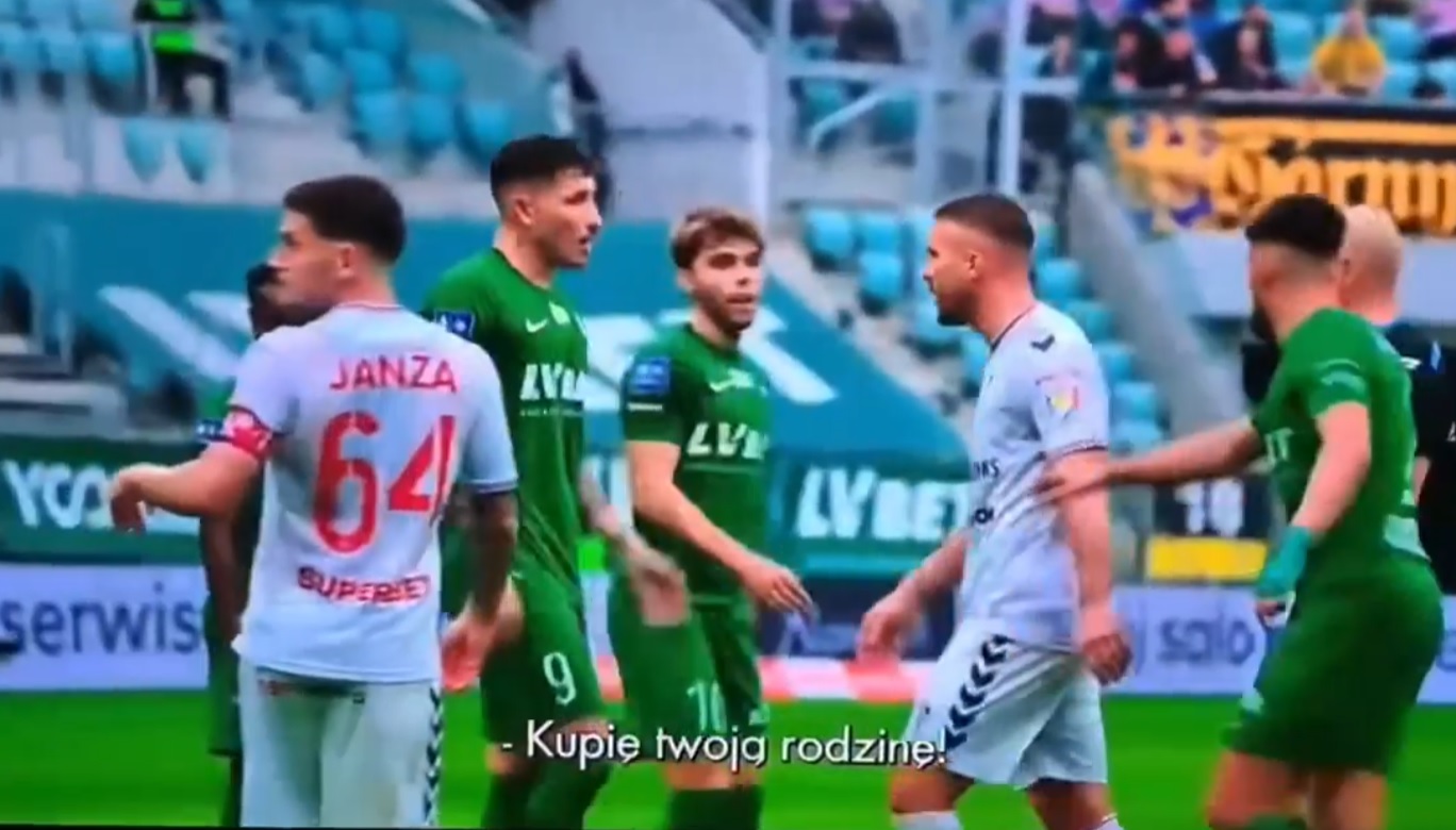 "Kupię Twoją rodzinę! Jesteś grajkiem za 10 tysięcy euro". Lukas Podolski przegiął w meczu Ekstraklasy [WIDEO]