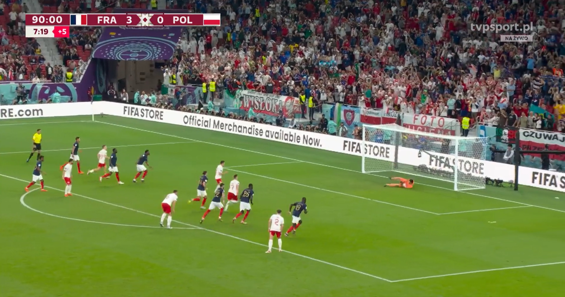 Lewandowski uratowany. Polak potrzebował dwóch prób, by wykorzystać rzut karny [WIDEO]