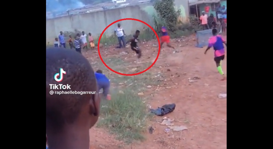 Niedawno grał na mundialu. Teraz szaleje na "trudnym" boisku w swojej ojczyźnie. "Ale akcja!" [WIDEO]