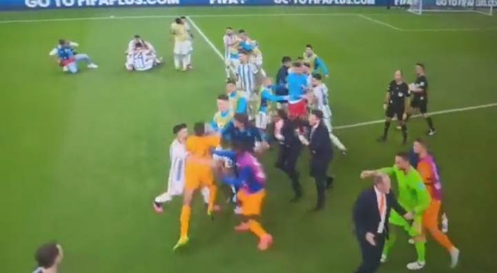 Holender dostał czerwoną kartkę po rzutach karnych! Chciał rzucić się na rywala [WIDEO]