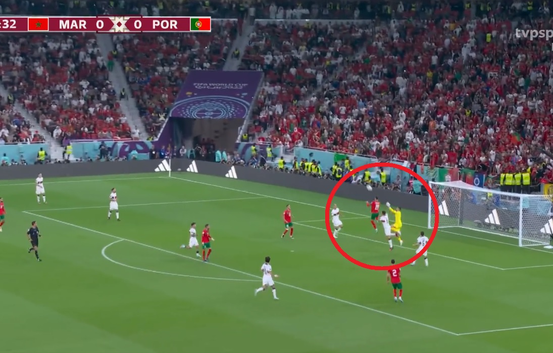 "Wyszedł na grzyby". Beznadziejne zachowanie bramkarza Portugalii przy golu dla Maroka! [WIDEO]