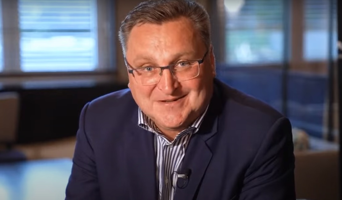 Michniewicz zachwala przychylny kanał na YouTube. Jego sponsorem jest biznesmen skazany w aferze korupcyjnej