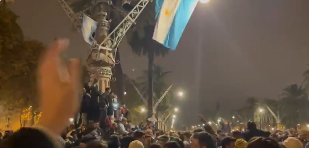 Absolutne szaleństwo! Argentyńczycy wyszli na ulice. Tak fetowali awans reprezentacji do finału MŚ [WIDEO]