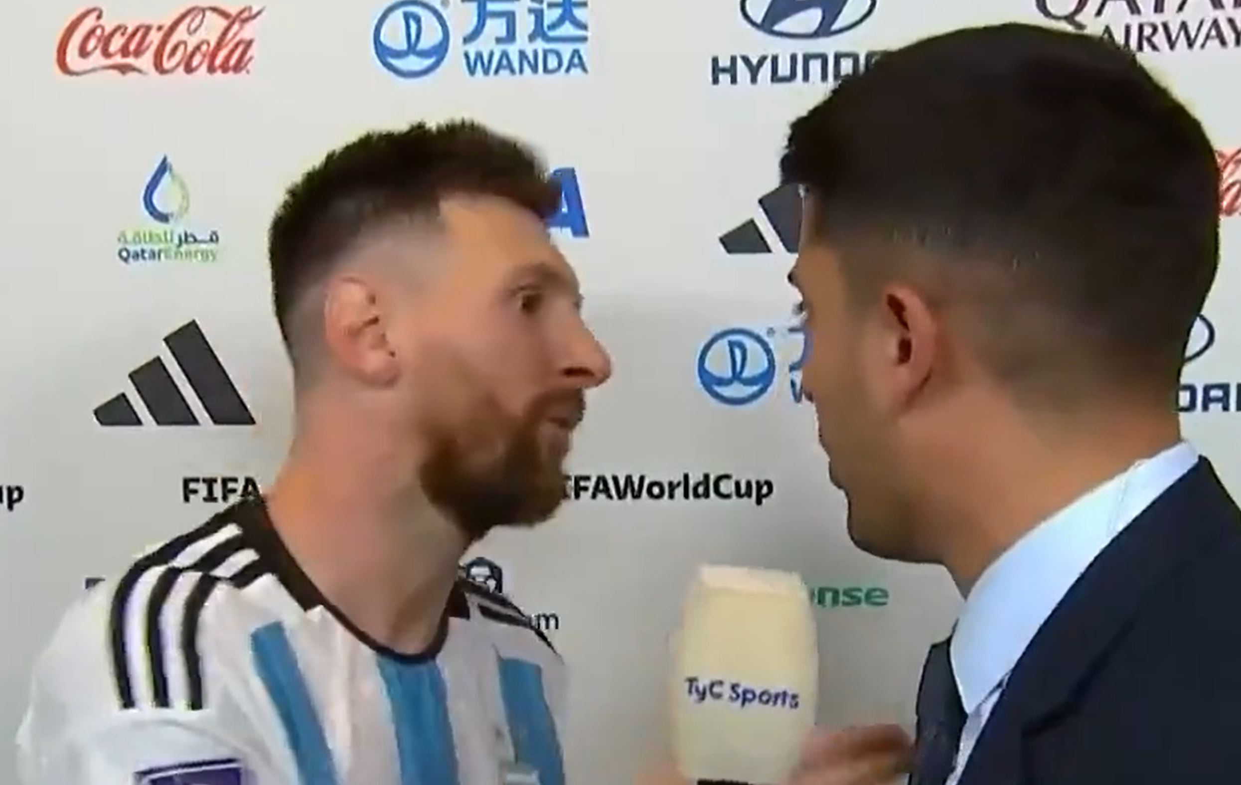Leo Messi udzielał wywiadu... i nagle go przerwał. Nadszedł bowiem wyjątkowy gość. Piękne gesty [WIDEO]