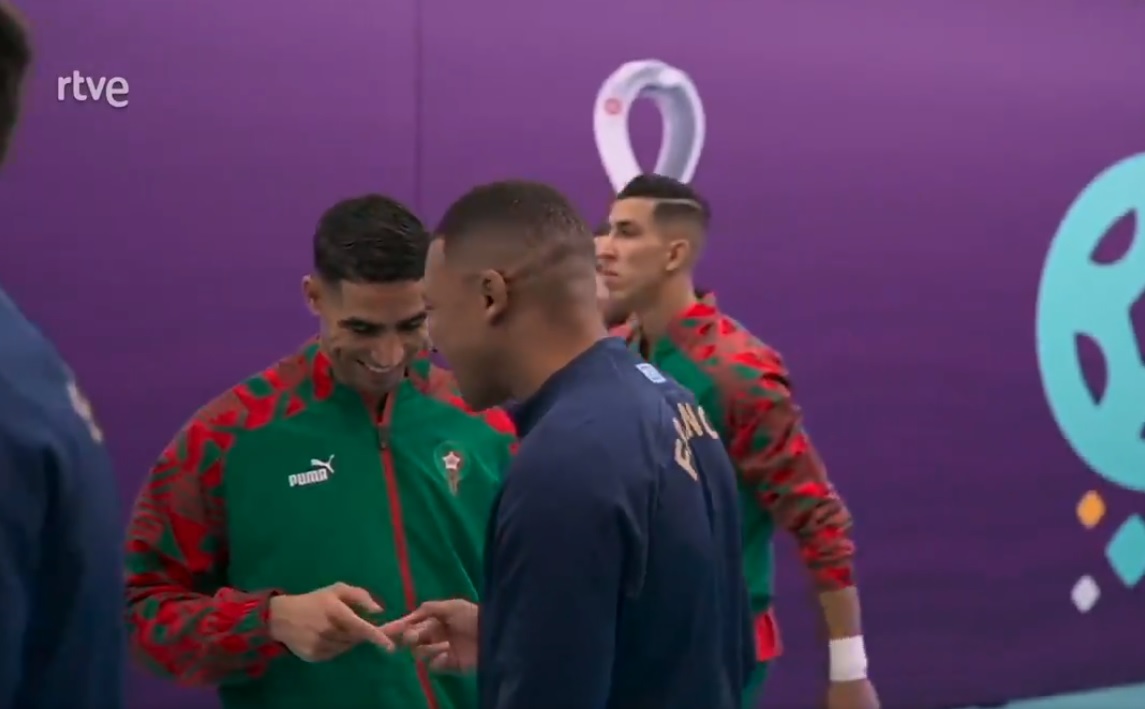 Piękne sceny przed meczem Francji z Marokiem. Tak przywitali się Mbappe i Hakimi [WIDEO]