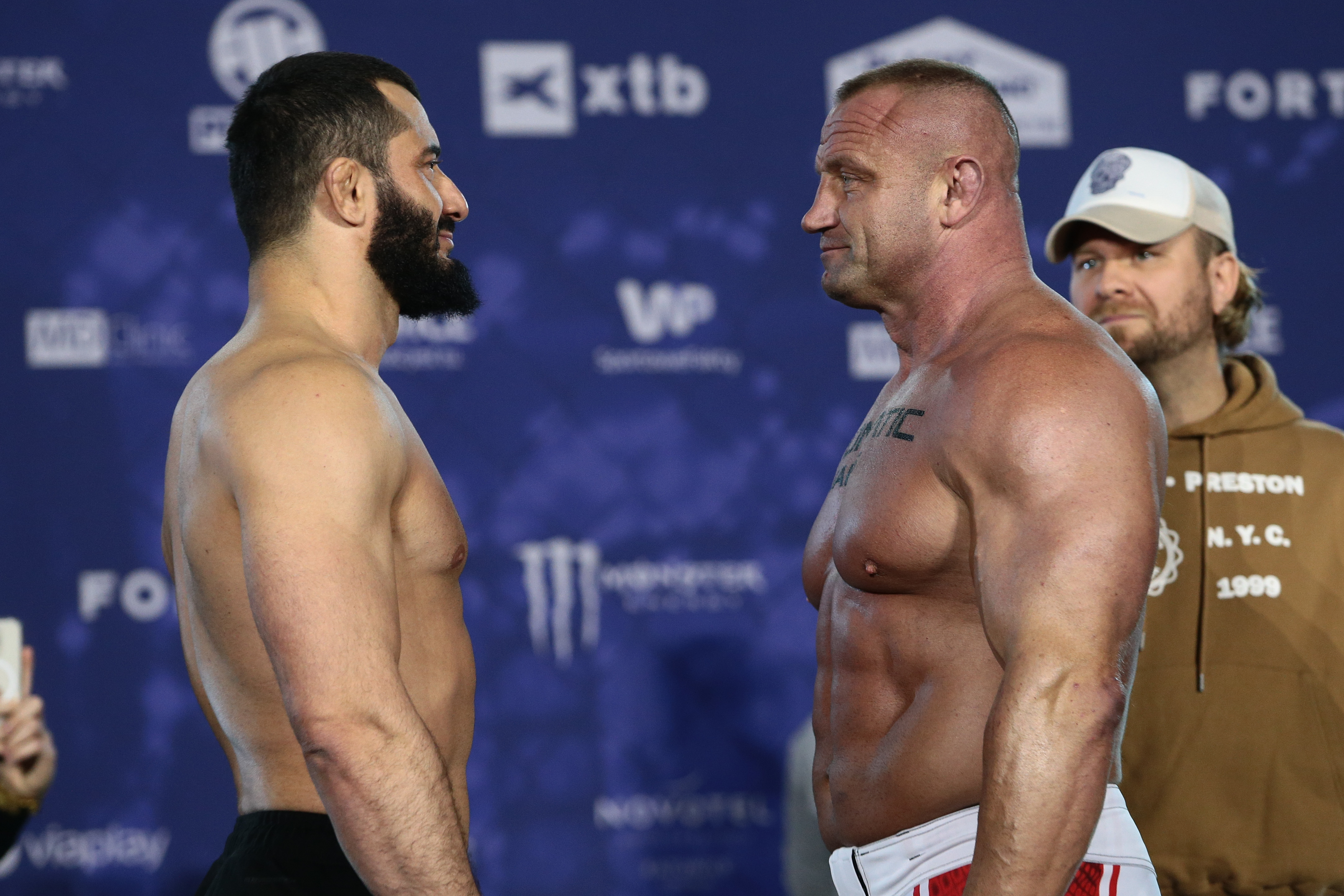 Pudzianowski i Chalidow spojrzeli sobie w oczy! Ostatnie spotkanie przed hitową walką [WIDEO]