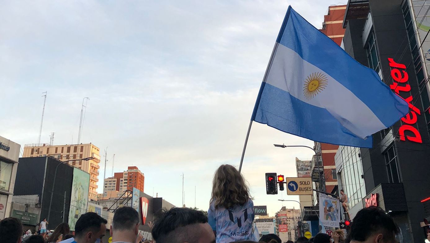 "Tamto wydarzenie wyraźnie wzmocniło Messiego". Argentyna oszalała przed finałem MŚ. "Maradonizacja trwa"