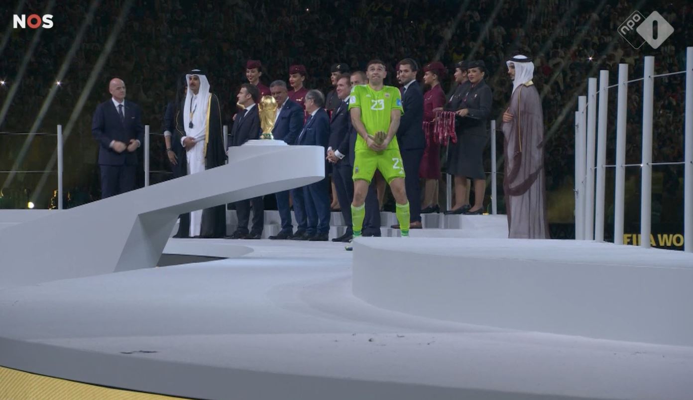 Obsceniczny gest Emiliano Martineza po finale mundialu. Zadziwiające zachowanie najlepszego bramkarza MŚ