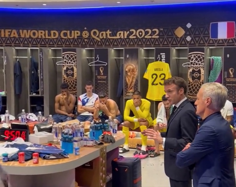 "To lekcja, z której dużo wyciągnięcie". Macron lansował się na mundialu. Przemówił do reprezentantów Francji