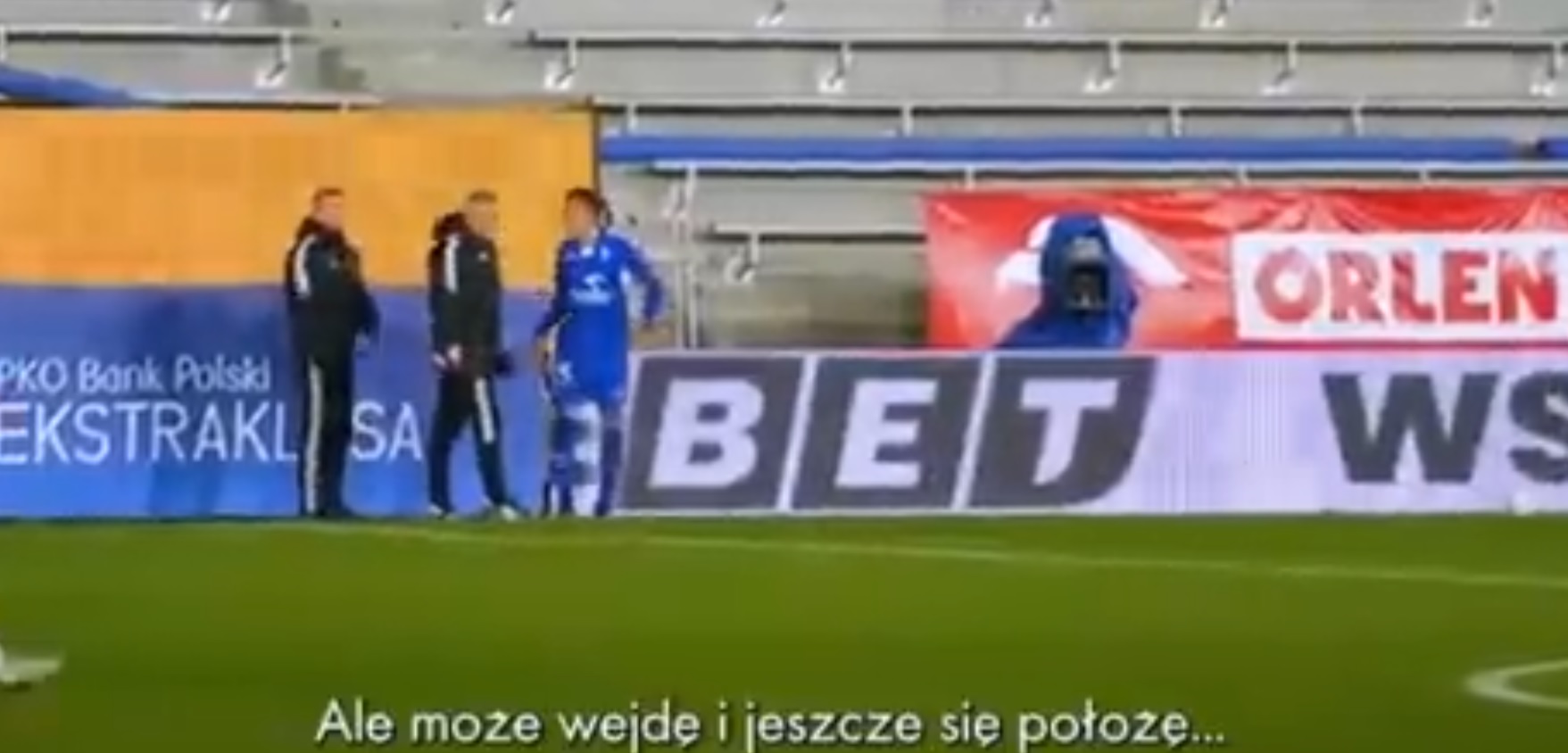 "Ale może wejdę i jeszcze się położę i c**j". Żenujące zachowanie Jakuba Rzeźniczaka w meczu Ekstraklasy