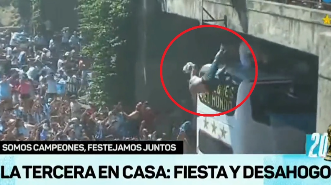 Szaleństwo! Kibice wskakiwali z wiaduktu do autokaru reprezentacji Argentyny. Jeden runął na jezdnię [WIDEO]