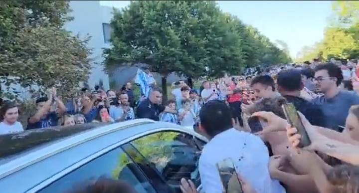 Szalone sceny przed domem Leo Messiego. Tak ludzie powitali mistrza świata [WIDEO]