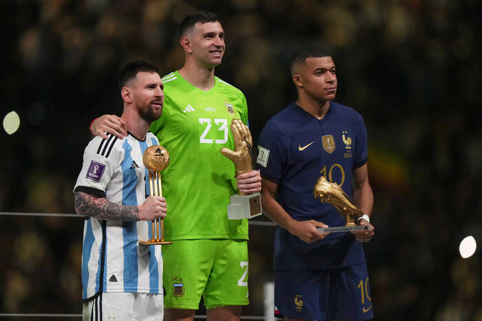 Zarządzał dla niego minutę ciszy, naklejał jego twarz na lalkę. Mbappe skomentował zachowania Martineza