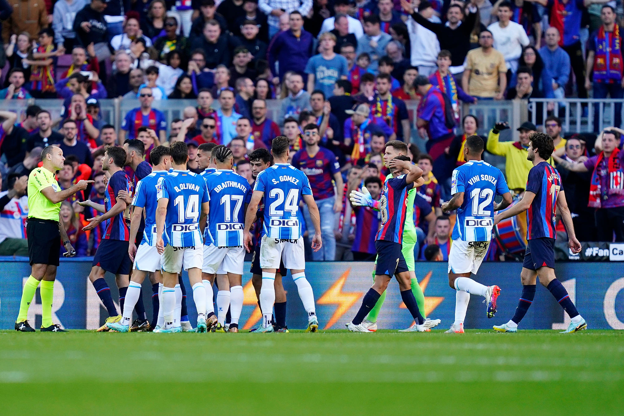 "Alba nawet nie wiedział, że ma już żółtą kartkę". Kuriozalna sytuacja w meczu FC Barcelony