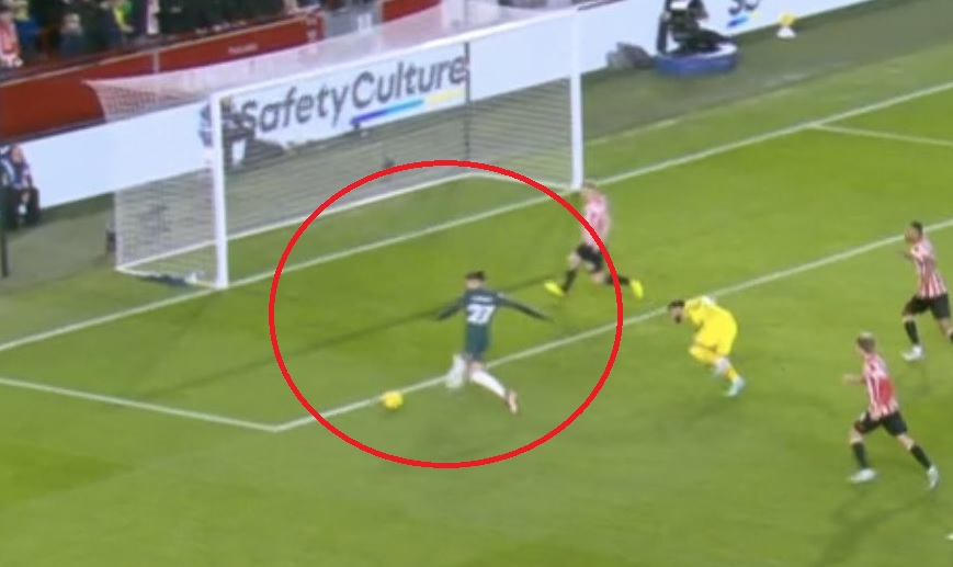 Co za pudło Darwina Nuneza! Napastnik Liverpoolu znowu to zrobił [WIDEO]