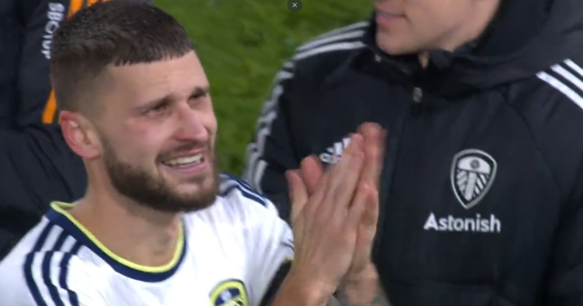 Mateusz Klich odchodzi z Leeds United! Łzy Polaka przy pożegnaniu, specjalne koszulki i szpaler [WIDEO]
