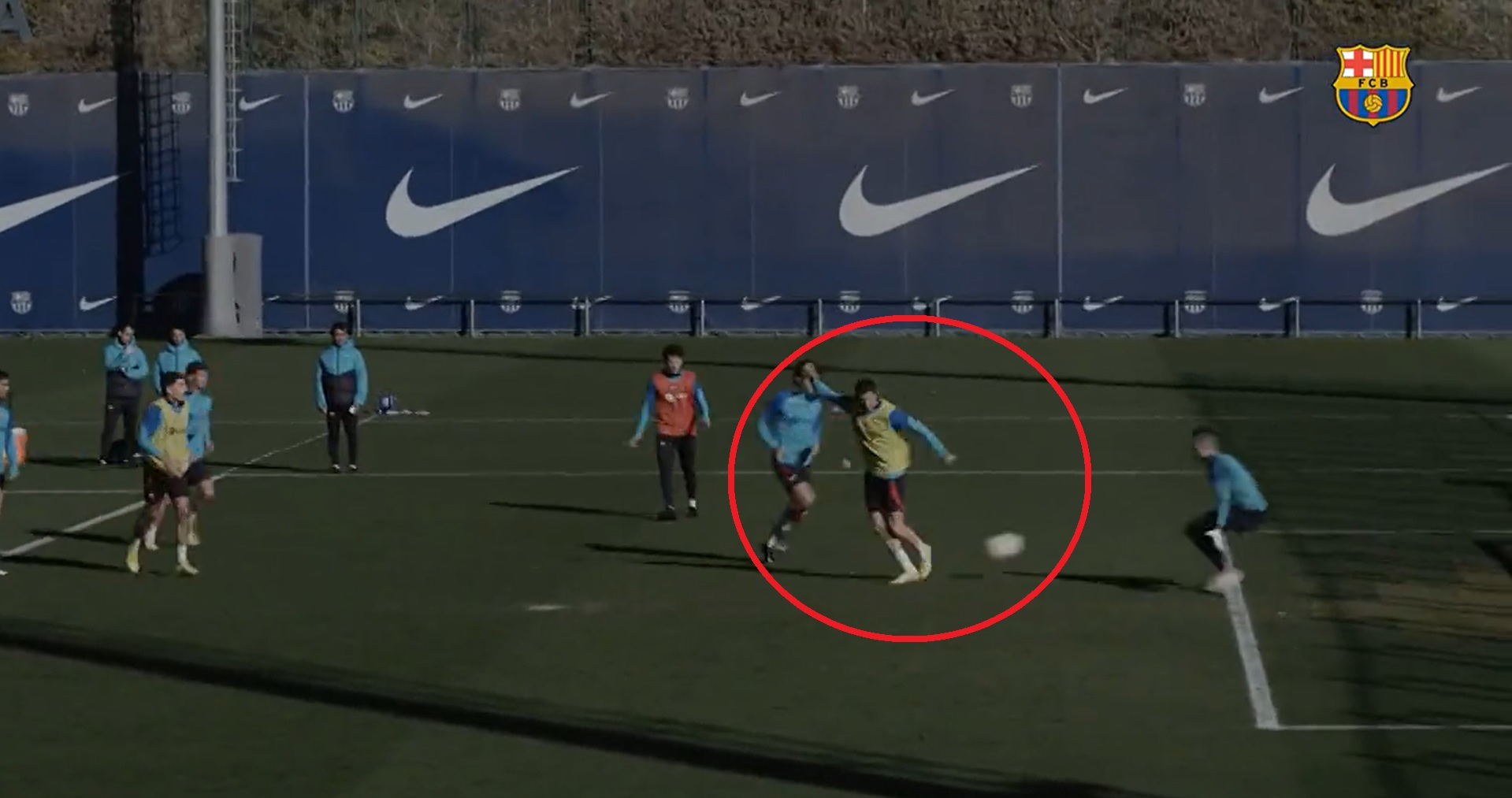 Lewandowski bawi się na treningu. Barcelona opublikowała jego "zuchwałe" trafienie [WIDEO]