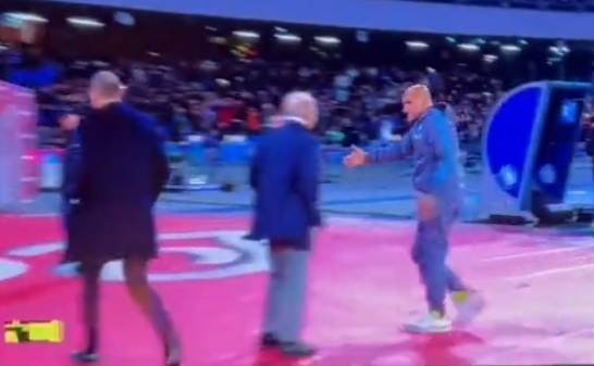 Massimiliano Allegri próbował zignorować trenera Napoli. Niecodzienne obrazki po porażce Juventusu [WIDEO]