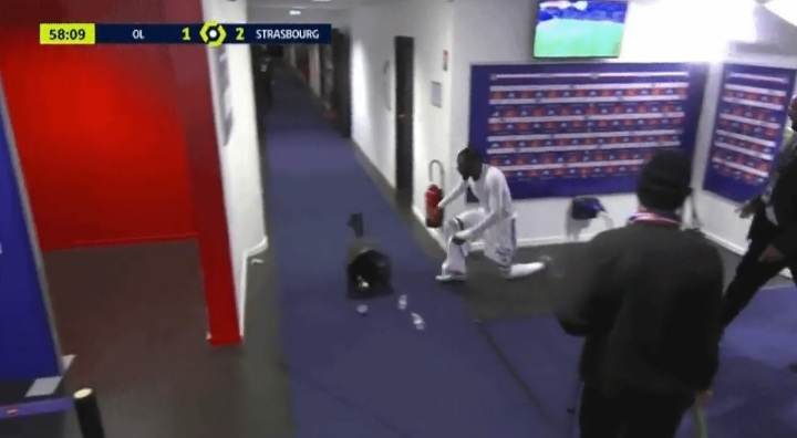 Napastnik w Ligue 1 stracił nad sobą kontrolę. Skopał śmietnik, wcześniej został wygwizdany [WIDEO]