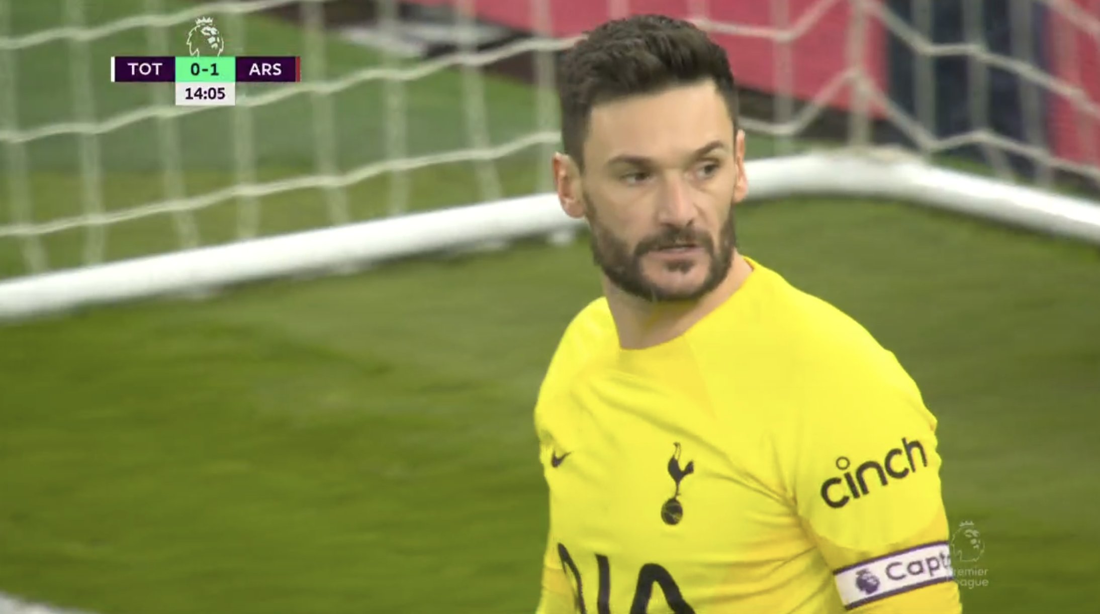 Samobój Hugo Llorisa w meczu z Arsenalem! Beznadziejne zachowanie bramkarza Tottenhamu [WIDEO]