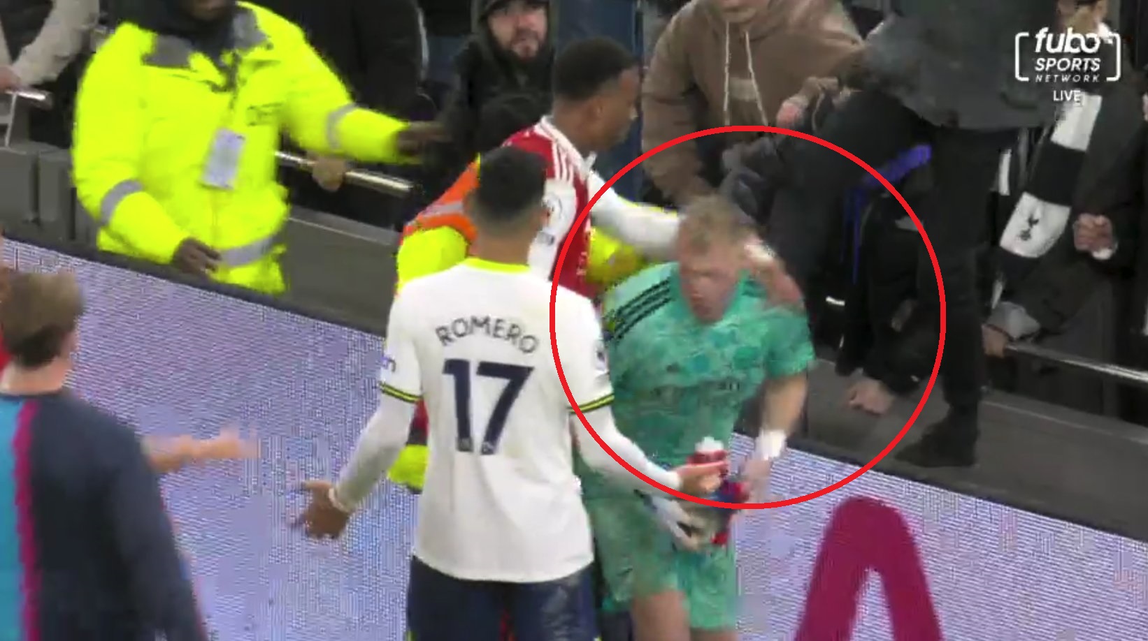 Szokujące sceny po derbach Londynu. Kibic Tottenhamu zaatakował Aarona Ramsdale'a [WIDEO]