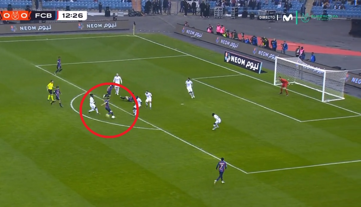 Było tak blisko! Robert Lewandowski o centymetry od gola w meczu z Realem Madryt [WIDEO]