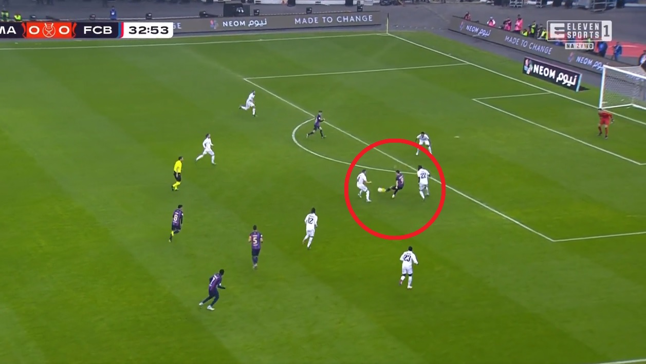 Asysta Roberta Lewandowskiego w El Clasico! Doskonałe podanie Polaka [WIDEO]