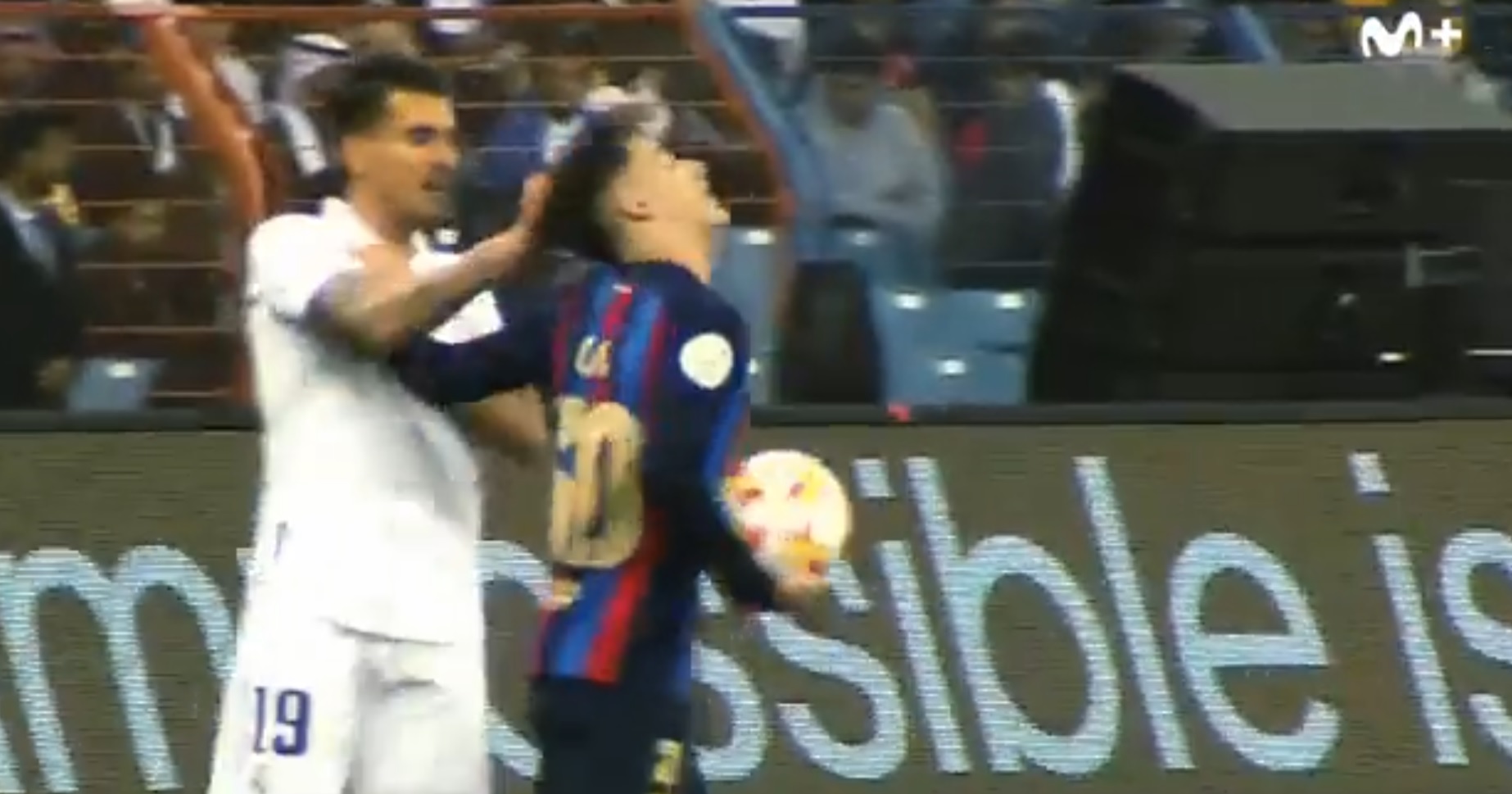 Gracz Realu stracił głowę w El Clasico! Zaczął ciągnąć rywala za włosy, błyskawiczna reakcja "Lewego" [WIDEO]