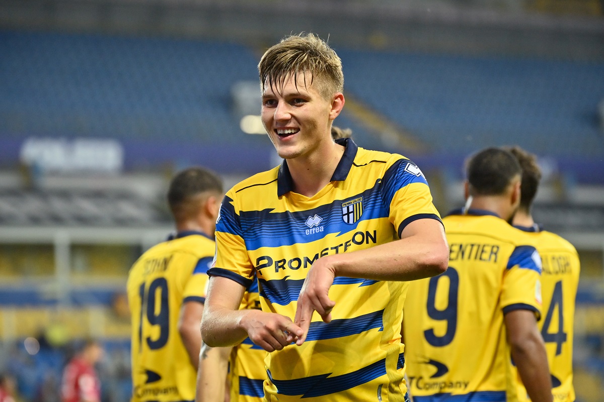 Polski napastnik bohaterem ciekawego transferu? Może zaliczyć spory awans