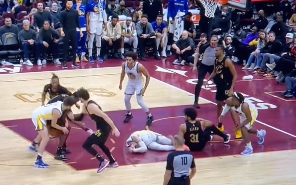 Czy to Benny Hill? Nie, to NBA! Komiczna akcja w koszykarskiej elicie, wszyscy się wyłożyli [WIDEO]