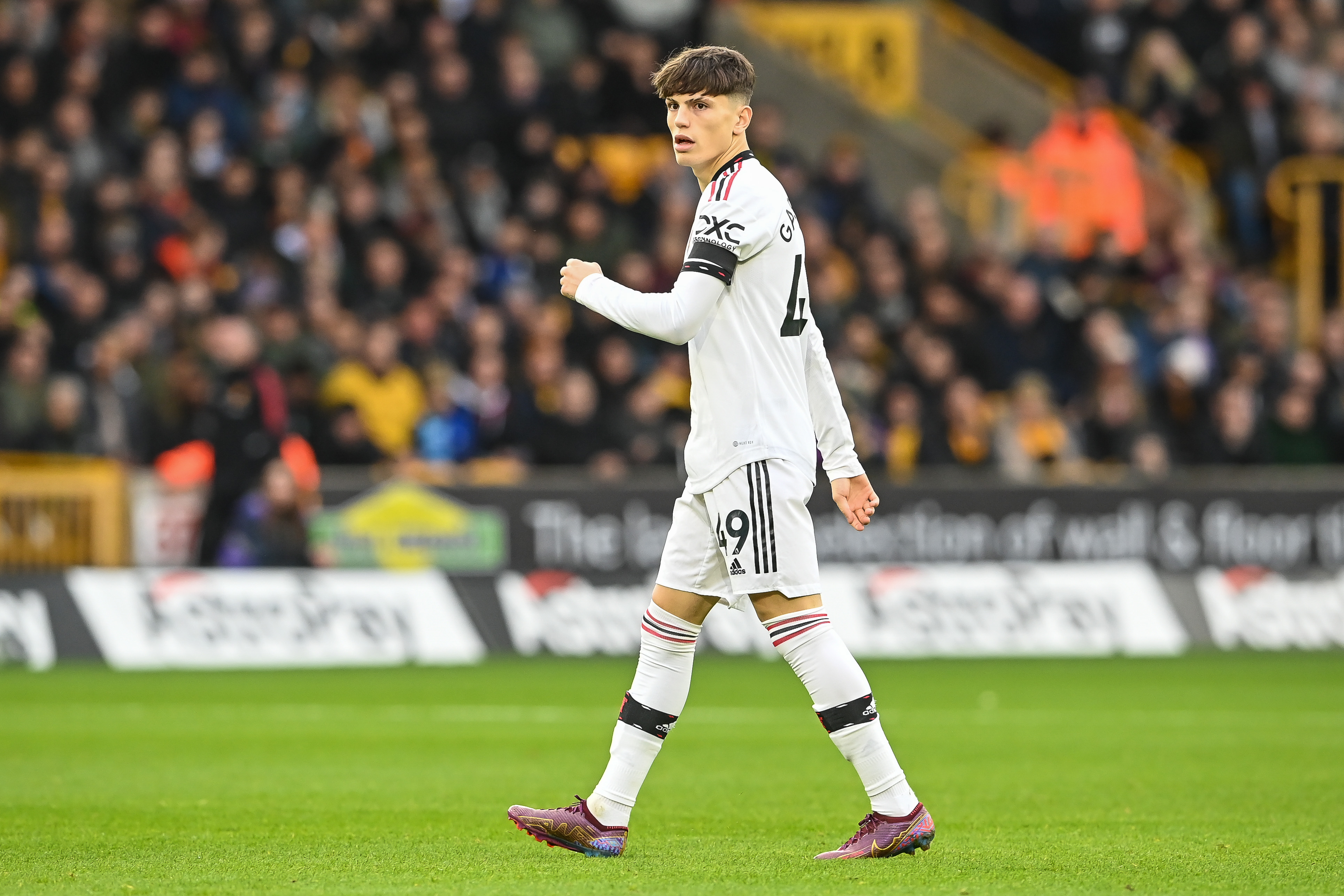 "Przypomina mi młodego Cristiano Ronaldo". Fenomenalny nastolatek podbija Manchester United. "Kawał piłkarza"