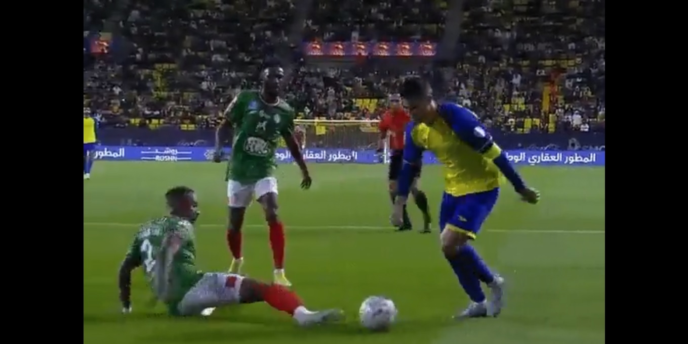 Ronaldo kiwał tak, że rywal upadł. Więcej fajerwerków nie było. Tak wyglądał debiut gwiazdy w Al-Nassr [WIDEO]