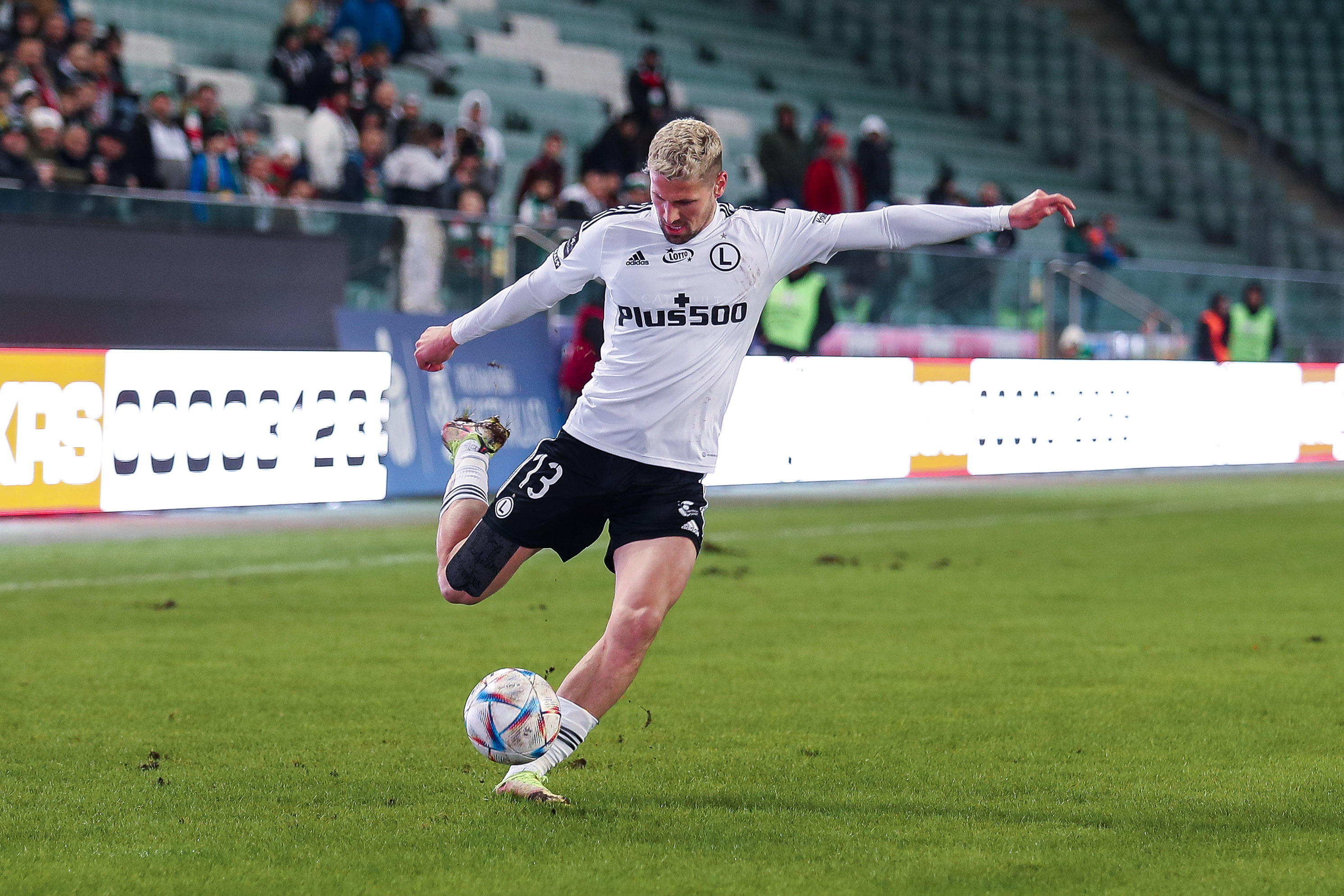 "Coś koszmarnego. Parkur dla koni". Komentator CANAL+ krytycznie o boisku na stadionie Legii
