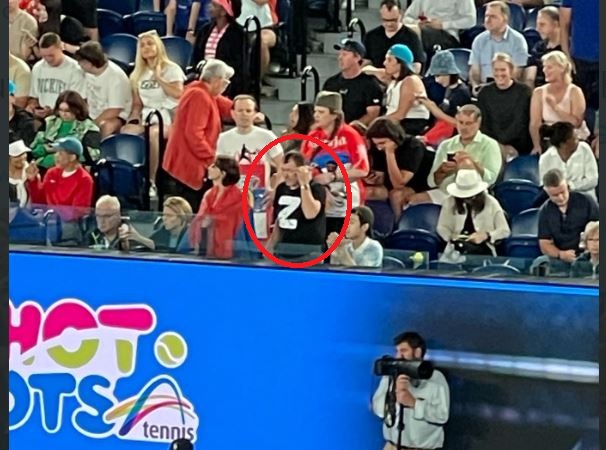Skandal na meczu Djokovicia z Rublowem. Kibic z wsparciem dla rosyjskich wojsk. Pokazał zakazany symbol